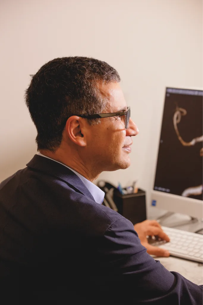 Dr. Leandro Barbosa trabalhando ao computador