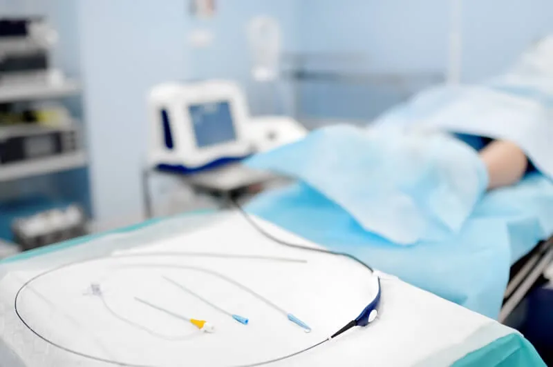 Procedimento endovascular por cateter em sala cirúrgica